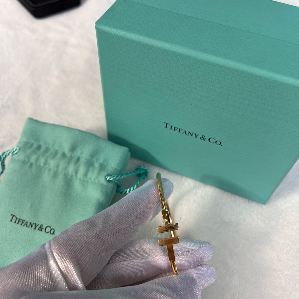 TIFFANY T WIRE BRACELET 18K Rose Gold, Size Medium. - Picture 5 of 17